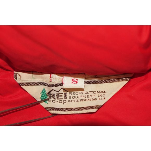 REI Vest Men's Size Small Goose Down Red Puffer Pacific Northwest Seattle Retro - Picture 7 of 9